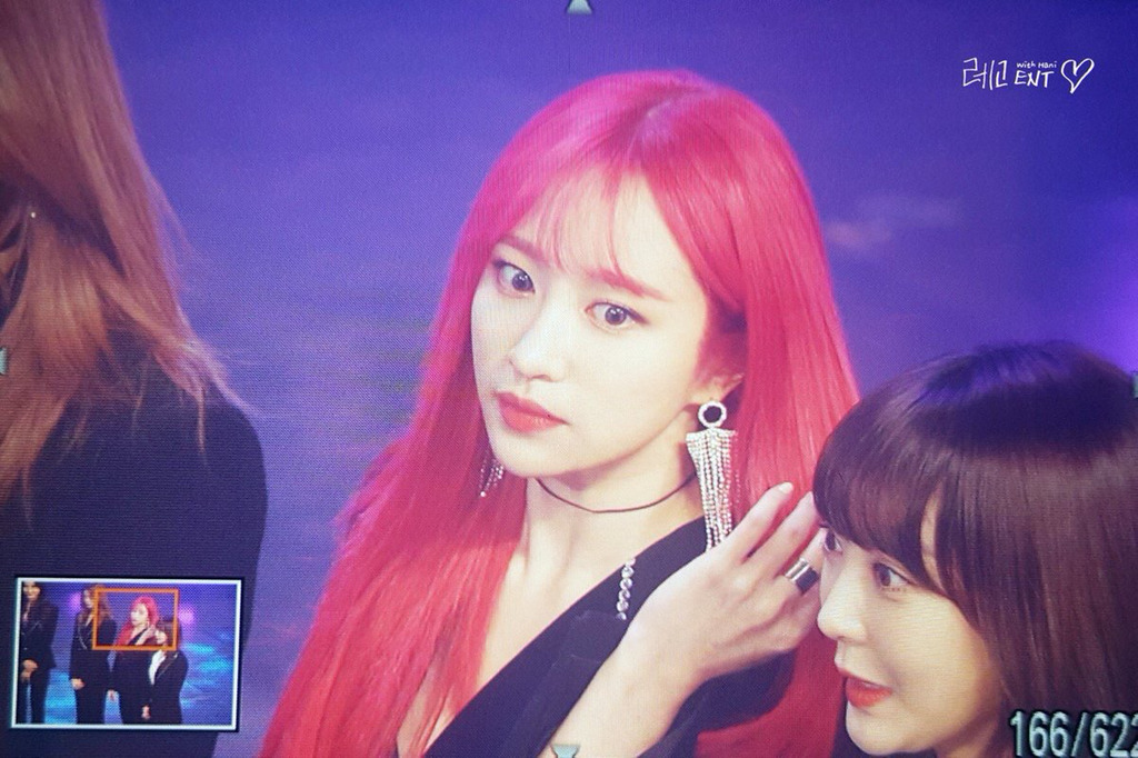 초록, 보라색에 이어 빨간색으로 염색한 하니 ㄷㄷㄷㄷ | 인스티즈