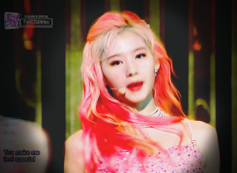 여전히 사람홀리는 사나의 눈빛ㄷㄷㄷ.gif | 인스티즈