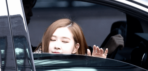 퇴근길 팬들에게 수줍게 대답하는 블랙핑크 로제.gif | 인스티즈