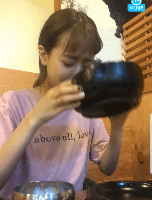 곰탕 혼밥하는 에이프릴 이나은.gif | 인스티즈