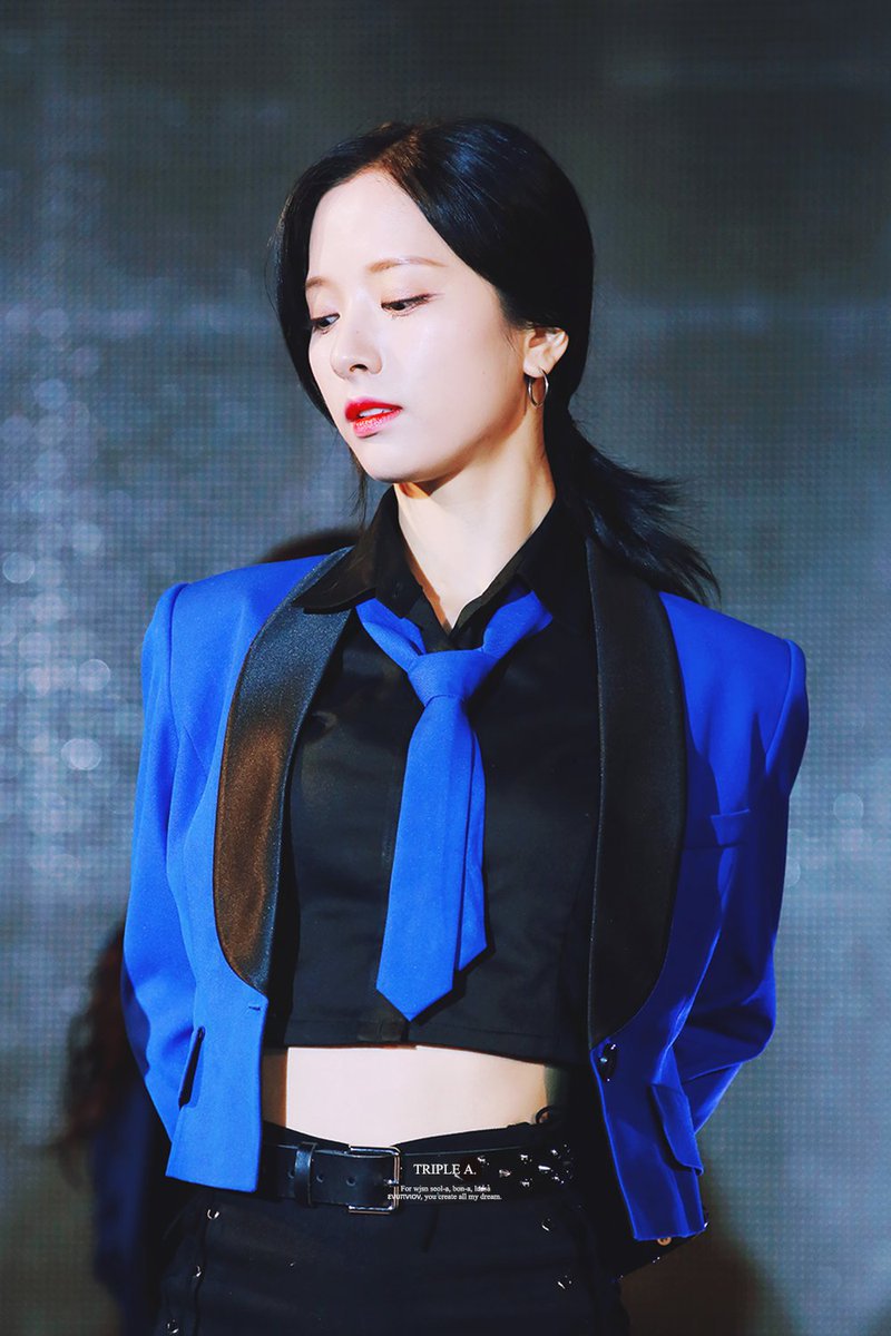 어깨노출하는 우주소녀 보나 ㄷㄷㄷ.gif | 인스티즈