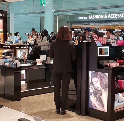 아이돌들이 공항 내부에서 사진 찍히는 모습 | 인스티즈