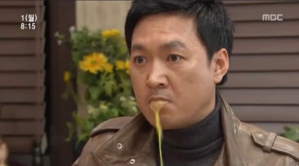 흘린걸 받아서 마시다 뿜 | 인스티즈