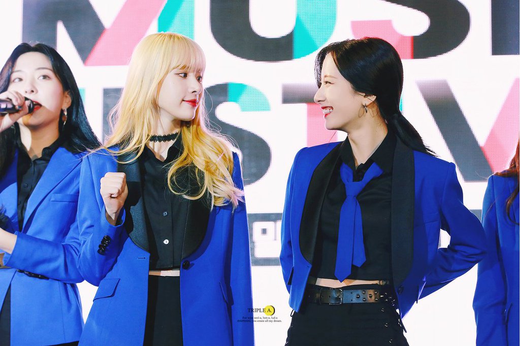 어깨노출하는 우주소녀 보나 ㄷㄷㄷ.gif | 인스티즈