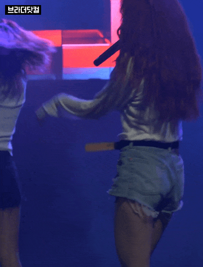 현아의 손길에 행복해하는 카메라맨.gif | 인스티즈