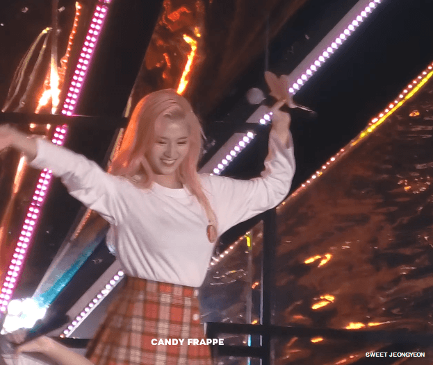 콘서트에서 신난 230즈 정연 &amp; 사나 feat. 장꾸 언니들에게 당하는 아기맹수 | 인스티즈
