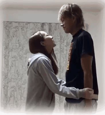 키 차이 많이나는 커플의 키스.gif | 인스티즈