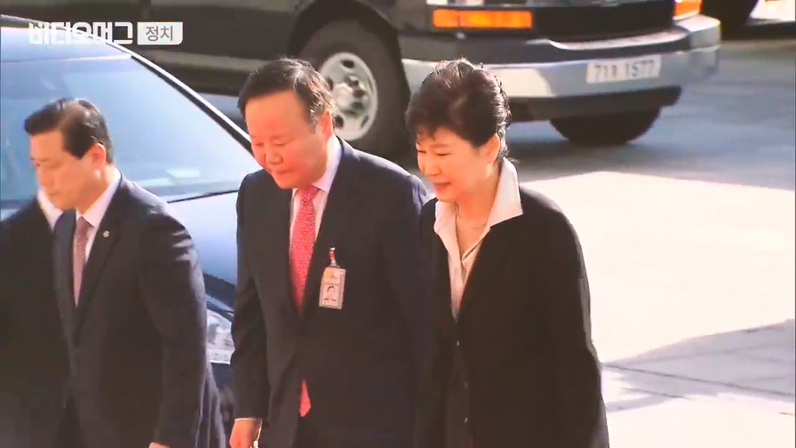 현수막 시위하는 자유한국당에 웃으며 악수하는 대통령.jpg | 인스티즈